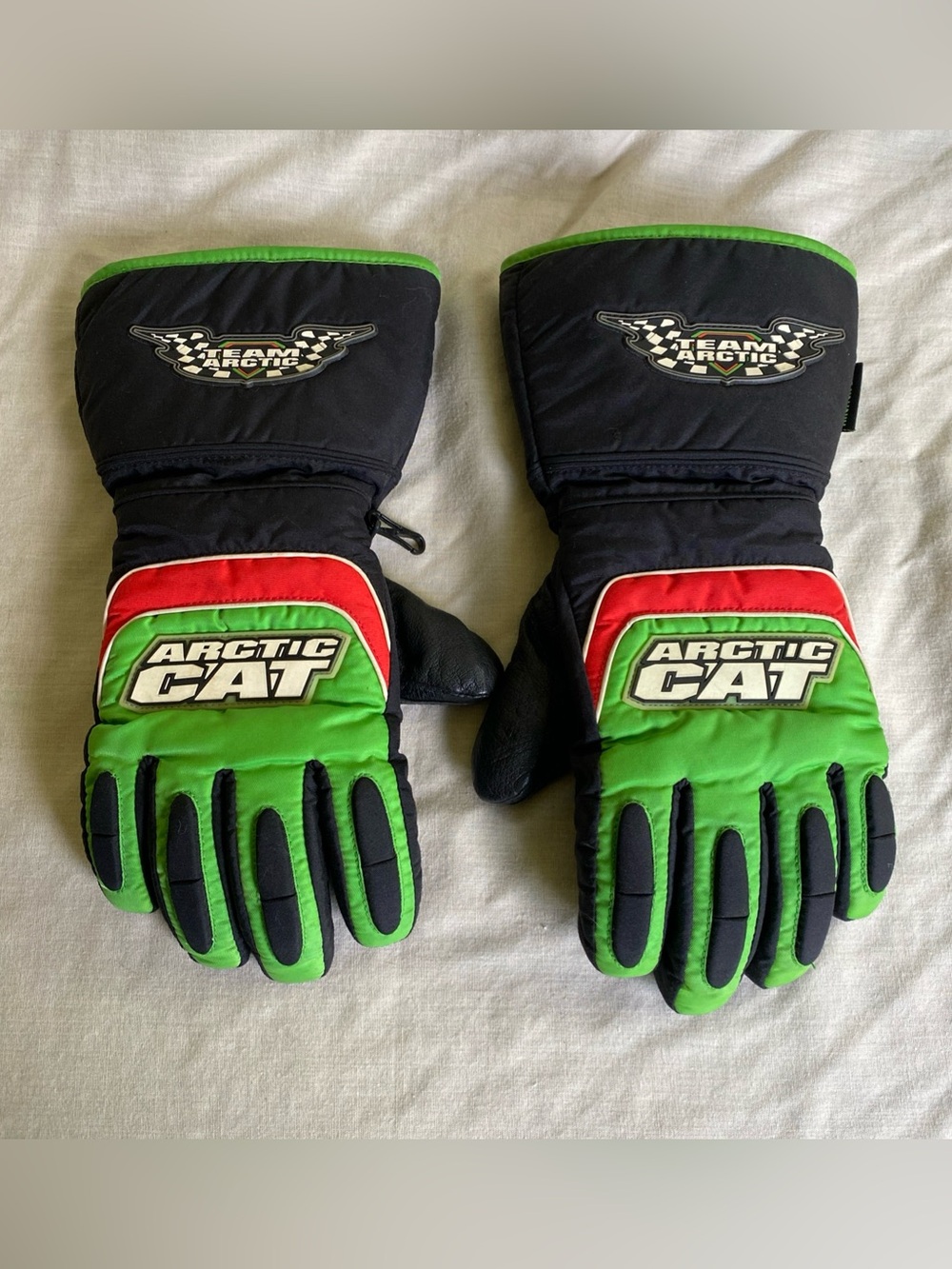 Vintage Team Arctic Cat Youth Large/Women’s Small Snowmobile Gloves